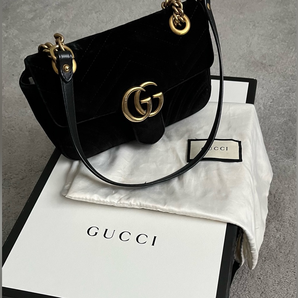 GUCCI
Velvet Matelasse Mini GG Marmont Shoulder Bag Black Authentic